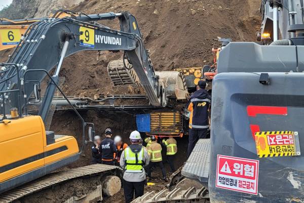 자료사진. 지난해 5월 8일 DL이앤씨가 시공하는 경북울릉 공항건설현장에서 8일 흙더미가 무너지면서 작업자가 매몰돼 소방당국이 중장비를 동원해 구조작업을 벌이고 있다. 작업자1명은 자력으로 빠져 나왔으나, 또 다른작업자A(60대)씨는 구조됐지만 끝내 숨졌다. 사진=울릉군