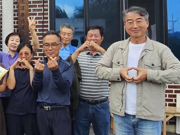 조문환(오른쪽) 대표가 지난해 7월 1일 경남 하동군 옥종면 한계마을에서 주민과 함께 기념촬영을 하고 있다.