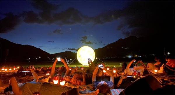 2020년 ‘대한민국 야간관광 100선’으로 선정된 ‘섬진강 달마중’의 한 장면. ‘놀루와(협)’는 지금까지 120회를 개최해왔다.