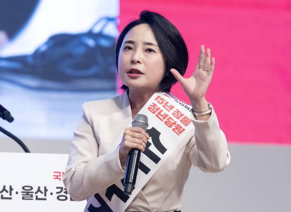 국민의힘 청년최고위원에 도전하는 손수조 후보가 13일 부산 벡스코에서 열린 합동연설회에서 지지를 호소하고 있다. 이원준 기자
