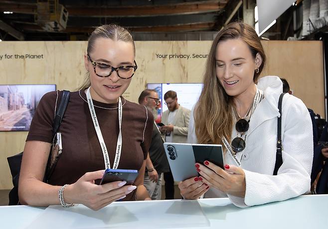 Visitors at the Galaxy Unpacked 2025 event experience the Galaxy Z Fold7 smartphone at the Duggal Greenhouse in New York on July 9. (Samsung Electronics)