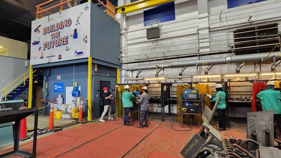 Apprentice workers receive training in various technical skills, including welding, at the training academy installed inside Hanwha Philly Shipyard in Philadelphia, Pennsylvania. [JOONGANG ILBO]