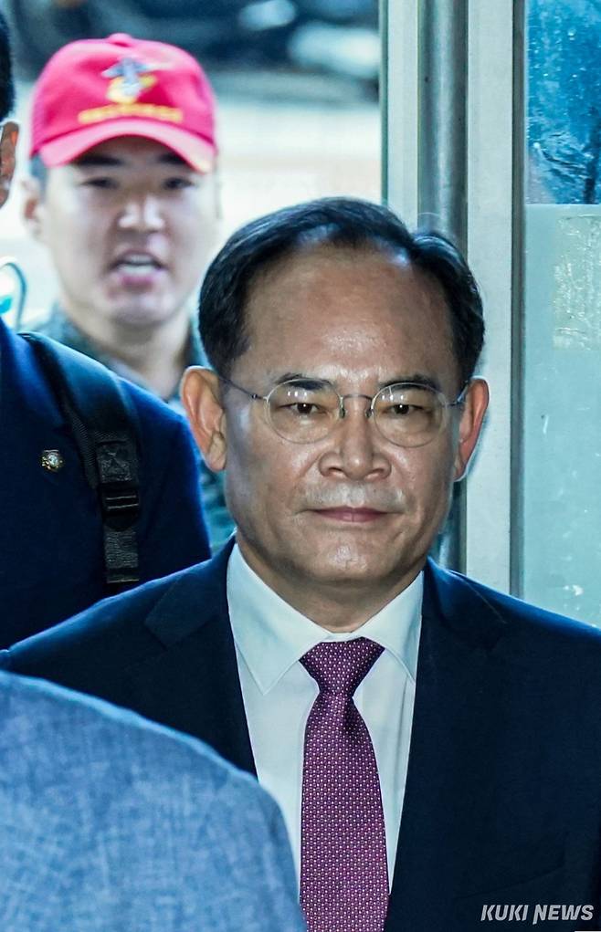 채해병 순직 당시 국가안보실 2차장을 역임했던 임종득 국민의힘 의원이 12일 서울 서초구에 마련된 이명현 순직해병 특검팀 사무실로 출석하며 해병대 예비역 연대의 항의를 받고 있다.