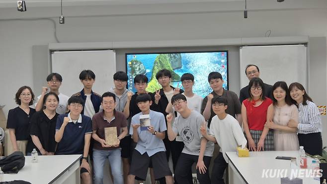 지난 8일 ‘서울형 심층 쟁점 독서토론 프로그램’ 참가 학생과 지도 교사, 외부 전문가들이 토론회 일정을 마친 뒤 기념촬영을 하고 있다. 황인성 기자&nbsp;