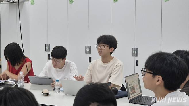 지난 8일 동북고 독서토론 현장에서 학생이 자신의 의견을 발표하고 있다. 황인성 기자&nbsp;