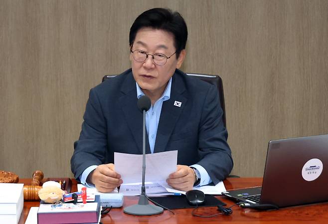 이재명 대통령이 12일 서울 용산 대통령실에서 국무회의를 하고 있다. 이 대통령 자리 앞쪽에 광복 80주년 기념 태극기 달기 캠페인 인형 열쇠고리와 네임택이 놓여 있다. 연합뉴스