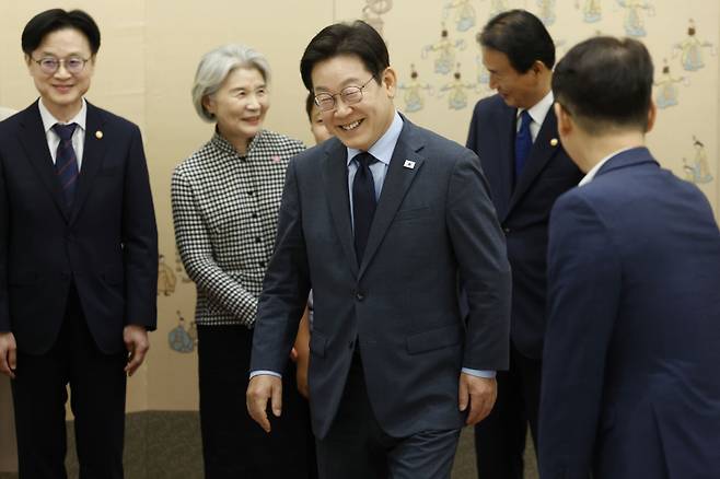 이재명 대통령이 12일 서울 용산 대통령실 청사에서 열린 신임 국무위원 임명장 수여식 뒤 환담장으로 향하고 있다. 연합뉴스