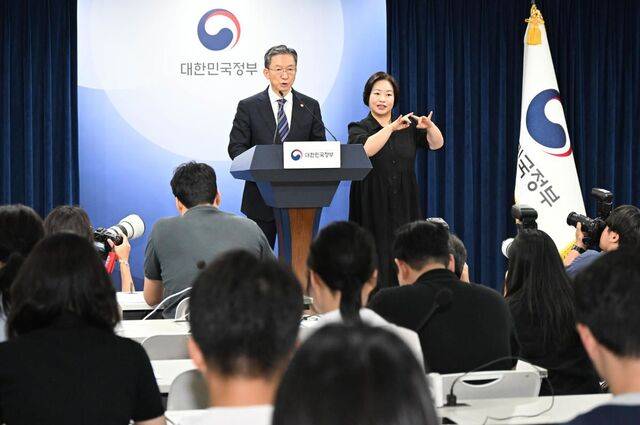 정성호 법무부 장관이 11일 서울 종로구 정부서울청사 브리핑룸에서 8·15 광복절 특별사면 관련 브리핑을 하고 있다. 권현구 기자
