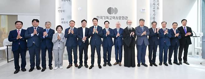 이영훈(오른쪽 여덟 번째) 한국기독교역사문화재단 이사장, 오세훈(아홉 번째) 서울시장 등 내외빈들이 12일 서울 은평구 한국기독교역사문화관 개관식에서 테이프 커팅을 마치고 박수를 치고 있다. 신석현 포토그래퍼