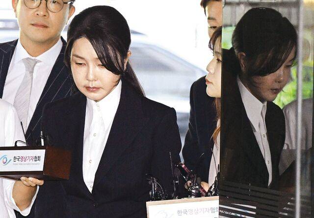 김건희 여사가 12일 서울 서초구 서울중앙지방법원에서 진행된 구속 전 피의자심문에 출석하고 있다. 굳은 표정으로 시선을 떨군 김 여사는 기자들 질문에 묵묵부답이었다. 김 여사는 도이치모터스 주가조작 의혹과 관련한 자본시장법 위반 등 혐의로 구속영장이 청구됐다. 최현규 기자