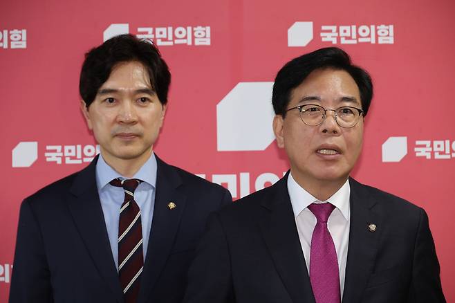 국민의힘 송언석 비상대책위원장 겸 원내대표가 11일 서울 여의도 국회에서 조국혁신당 조국 전 대표 등에 대한 광복절 특별사면 발표와 관련해 취재진 앞에서 발언하고 있다. 2025.8.11 [연합뉴스]