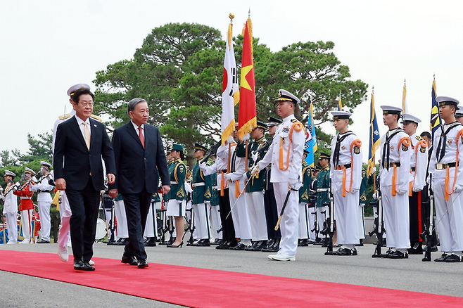 이재명 대통령이 11일 국빈 방한 중인 또럼 베트남 공산당 서기장과 함께 서울 용산 대통령실 청사에서 열린 공식 환영식에서 의장대를 사열하고 있다. [김호영 기자]