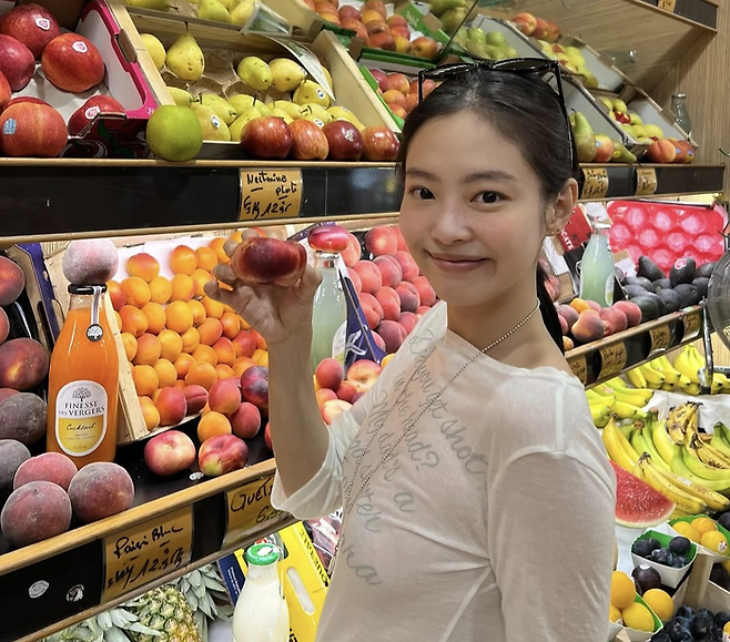 블랙핑크 제니가 입은 ‘길라 아카이브’의 레터링 시어 롱 슬리브 티가 화제가 되고 있다. [사진 = 제니 인스타그램 캡처]