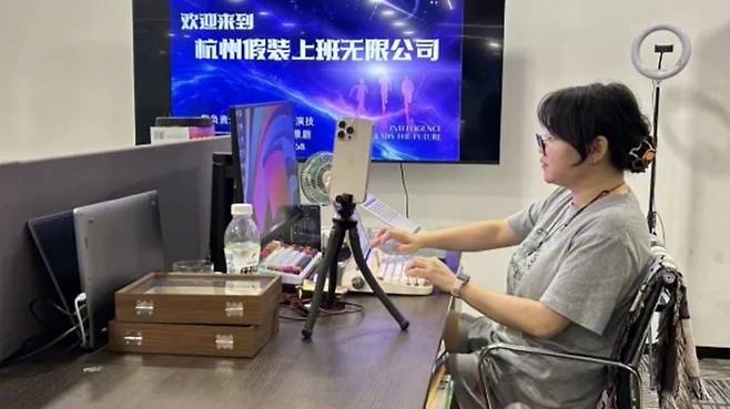중국 항저우의 한 ‘가짜출근 회사’ 사무실. [사진출처 = 연합뉴스, 유튜브 영상]