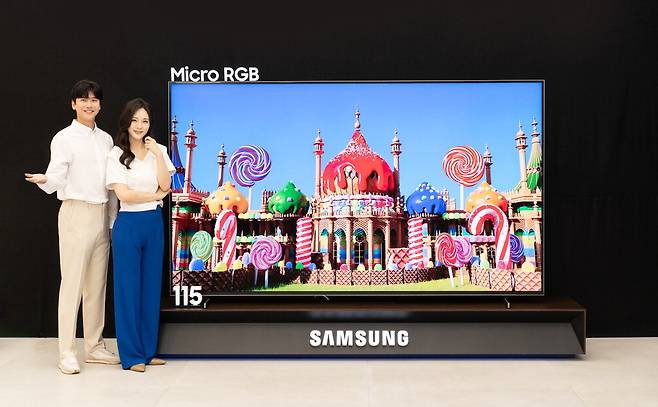 삼성전자가 12일 차세대 디스플레이 기술을 집약한 '마이크로 RGB TV'를 세계 최초로 출시했다.115형 대형 스크린에 마이크로 사이즈 RGB(빨강, 초록, 파랑) LED를 초미세 단위로 배열한 RGB 컬러 백라이트를 적용한 것이 특징이다.  삼성전자