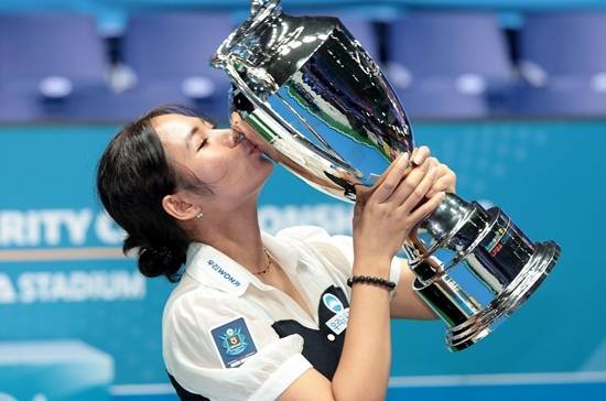 시상식에서 스롱피아비가 우승 트로피에 입맙춤하고 있다. (사진=PBA)