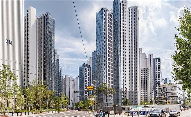 전문가들은 전세의 월세화 현상이 더욱 가속화될 것이라 입을 모은다. 전세 자체가 한국에만 있는 기형적 구조인 탓이다. 사진은 서초동 메이플자이 아파트 일대 모습. (윤관식 기자)