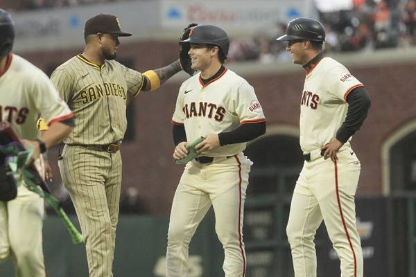 첫 안타를 때린 길버트가 샌디에이고 1루수 루이스 아라에즈의 축하를 받고 있다. 사진= AP= 연합뉴스 제공
