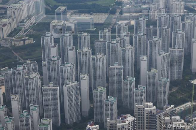 [서울=뉴시스] 김근수 기자 = 6일 서울 송파구의 롯데월드타워 스카이라운지에서 강남과 송파지역 아파트 모습이 보이고 있다.   한 부동산 전문 리서치업체에 따르면, 국토교통부 실거래가를 분석한 결과, 지난달 27일부터 이달 3일까지 서울 아파트 거래량은 577건으로 직전 주(1,629건) 대비 64.6% 급감했다. 강남3구(강남·서초·송파)는 물론, 마용성(마포·용산·성동), 노도강(노원·도봉·강북) 등 외곽 지역까지 거래가 줄었다. 송파구는 같은 기간 95.8% 감소하며 24건에서 1건으로 급감했고, 서초구와 강남구도 각각 93.3%, 68.4%씩 줄어들었다. 2025.07.06. ks@newsis.com /사진=김근수