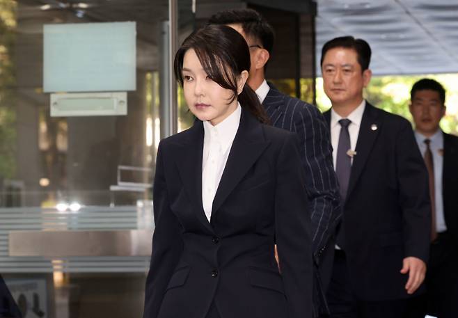 윤석열 전 대통령 부인 김건희 여사가 12일 오전 서울 서초구 서울중앙지법에서 열린 자본시장과 금융투자업에 관한 법률 위반 및 정치자금법 위반 혐의 등의 구속 전 피의자 심문(영장실질심사)에 출석하고 있다. /사진=뉴스1