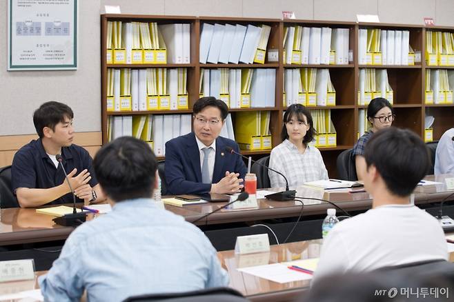 구혁채 과학기술정보통신부 제1차관이 1일 오전 서울 동대문구 경희대학교에 방문해 신진 연구자들과 이야기를 나누고 있다. 이번 연구현장 방문은 현장중심 정책 실현을 위해 세상을 이루는 '118개 주기율표 원소' 만큼 다양한 과학기술인과 소통하겠다는 구혁채 차관의 '프로젝트 공감118' 첫 현장행보다. /사진=과학기술정보통신부