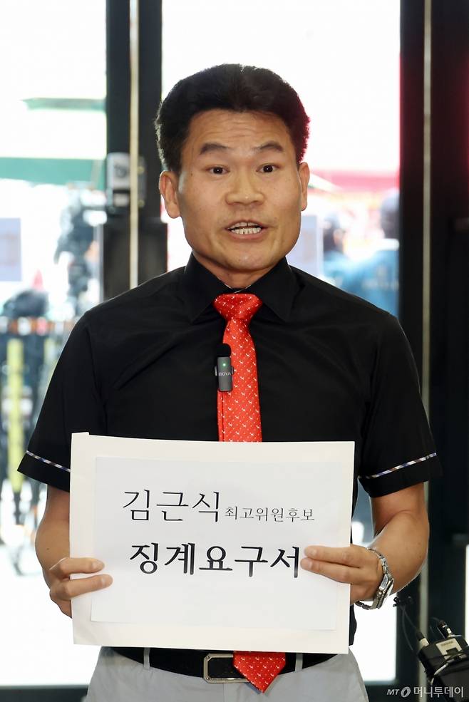 [서울=뉴시스] 고승민 기자 = 대구·경북 전당대회 합동연설회에서 '배신자' 야유를 주도한 전한길 전 한국사 강사가 11일 서울 여의도 국민의힘 당사 로비에서 '김근식 최고위원 후보자 징계요구서'를 당 윤리위에 제출하기 전 입장 발표를 하고 있다. 2025.08.11. kkssmm99@newsis.com /사진=고승민