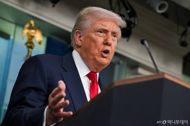 (워싱턴 로이터=뉴스1) 이창규 기자 = 도널드 트럼프 미국 대통령이 11일(현지시간) 백악관에서 워싱턴 D.C.의 범죄를 근절하기 위해 주 방위군을 배치할 것이라고 기자들에게 말하고 있다. 2025.8.11./뉴스1  ⓒ 로이터=뉴스1  Copyright (C) 뉴스1. All rights reserved. 무단 전재 및 재배포,  AI학습 이용 금지.