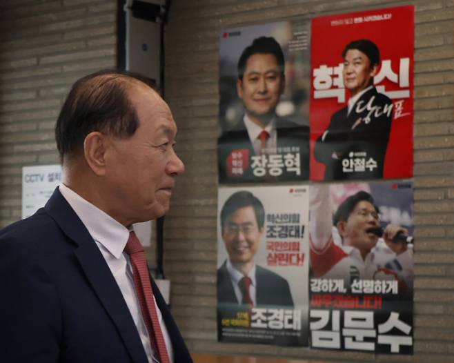황우여 국민의힘 선거관리위원장이 12일 KB 전격시사에 출연해 보수 유튜버 전한길씨에 대해 "형사고발까지는 검토하지 않고 있다"고 전했다.  사진은 지난 11일 황우여 국민의힘 전당대회 선거관리위원장이 서울 여의도 중앙당사에서 전한길 전 한국사 강사의 전당대회 출입 관련 회의에 참석하기 위해 이동하고 있는 모습. /사진=뉴시스