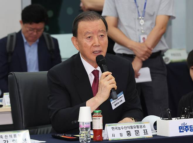정부와 정치색이 다른 홍문표 한국농수산식품유통공사 사장이 2년가량의 임기를 모두 채울 수 있을지 이목이 집중된다. 사진은 지난달 16일 오전 서울 서초구 aT센터에서 열린 민주당 물가대책 TF 현장방문 간담회에서 발언하고 있는 홍 사장. /사진=뉴시스