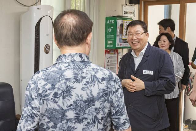 11일 김경호 광진구청장이 군자경로당을 방문해 어르신들과 인사를 나누고 있다. 광진구청 제공