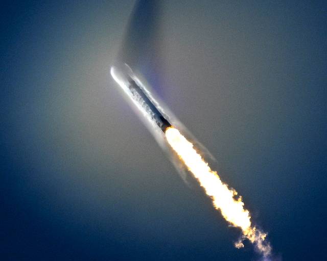 11일 세계 최대 전자상거래 업체 아마존의 인터넷 위성 서비스 ‘프로젝트 카이퍼’를 위한 24기의 위성을 실은 스페이스X의 팰컨9 로켓이 미국 플로리다주 케이프 커내버럴 우주군 기지에서 발사돼 우주를 향해 날아가고 있다. UPI 연합뉴스