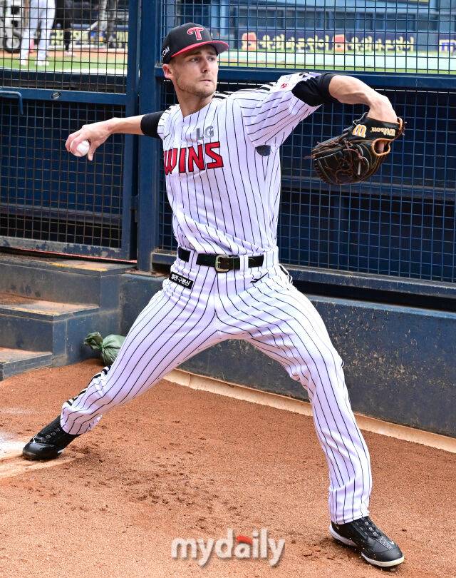 2025년 8월 9일 오후 서울 잠실구장에서 열린 '2025 신한 SOL뱅크 KBO 리그' 한화 이글스와 LG 트윈스의 경기 LG 새로운 외국인 투수 톨허스트가 불펜 피칭을 하고 있다./마이데일리