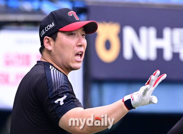 2025년 8월 9일 오후 서울 잠실구장에서 열린 '2025 신한 SOL뱅크 KBO 리그' 한화 이글스와 LG 트윈스의 경기. LG 김현수가 훈련하고 있다./마이데일리