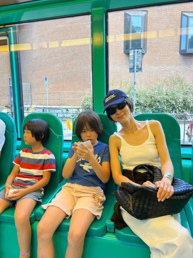 방송인 김나영이 두 아들과 함께 이탈리아 여행 인증샷을 올렸다. /김나영 소셜미디어