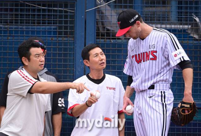 2025년 8월 9일 오후 서울 잠실구장에서 열린 '2025 신한 SOL뱅크 KBO 리그' 한화 이글스와 LG 트윈스의 경기 LG 염경엽 감독이 새로운 외국인 투수 톨허스트의 불펜 피칭을 본 뒤 조언하고 있다./마이데일리