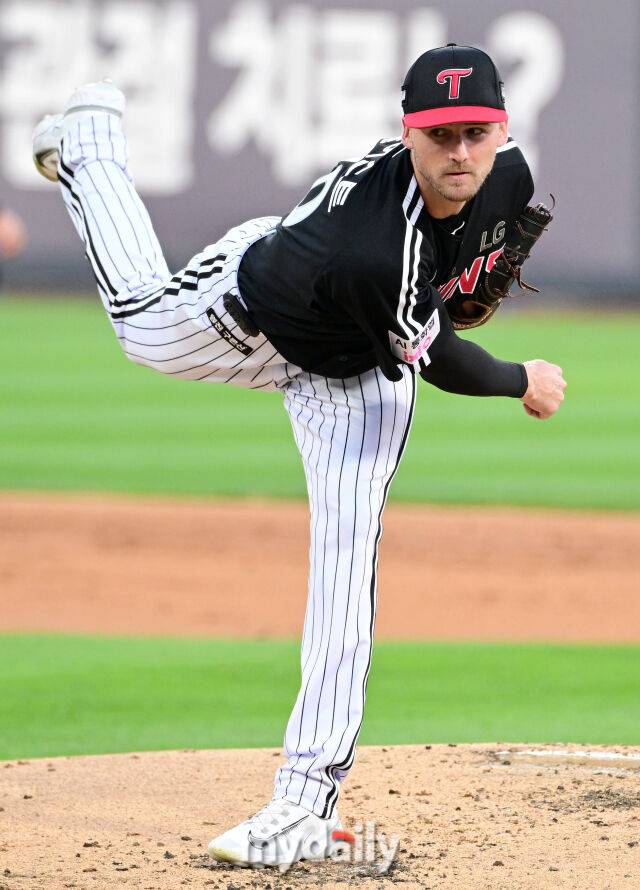 2025년 8월 12일 오후 경기도 수원KT위즈파크에서 열린 '2025 신한 SOL뱅크 KBO 리그' LG 트윈스와 KT 위즈의 경기 LG 선발투수 톨허스트가 역투하고 있다./수원=유진형 기자