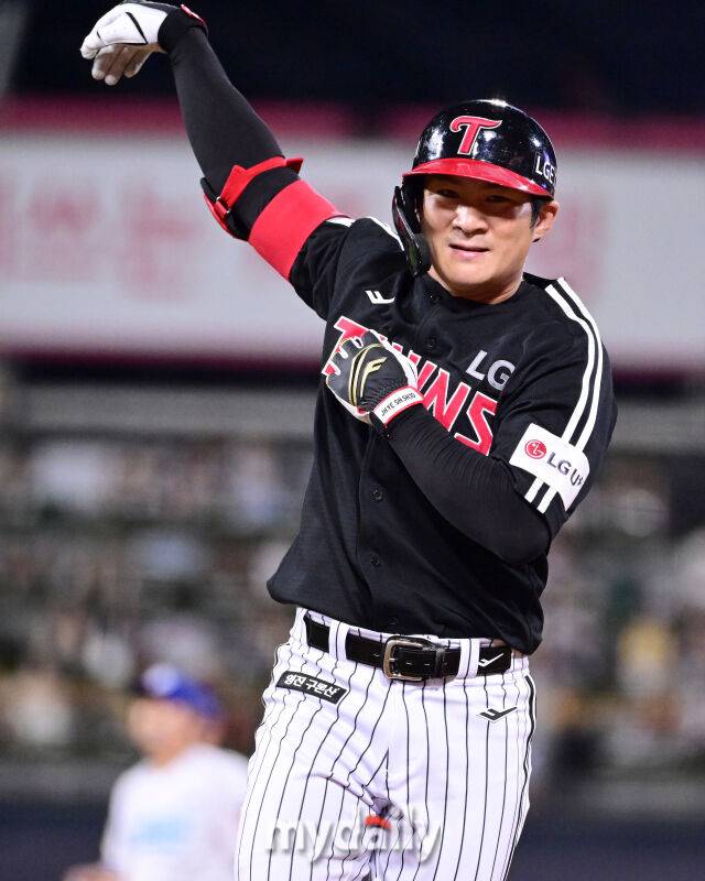 2025년 8월 12일 오후 경기도 수원KT위즈파크에서 열린 '2025 신한 SOL뱅크 KBO 리그' LG 트윈스와 KT 위즈의 경기 LG 오지환이 8회초 1사 2루서 1타점 적시타를 친 뒤 기뻐하고 있다./수원=유진형 기자