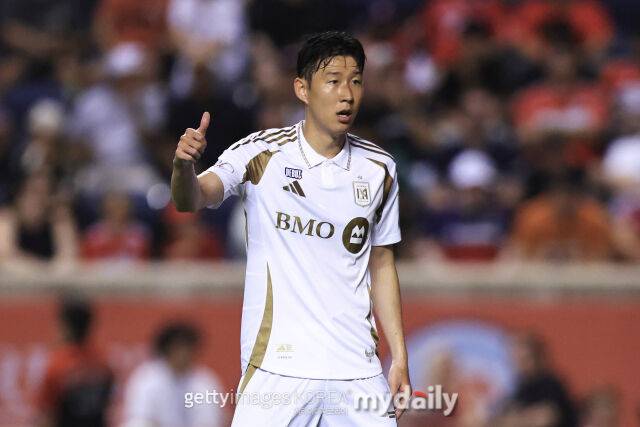 손흥민이 10일 시카고와 경기에 교체 투입된 후 동료를 향해 엄지손가락을 치켜세우고 있다. /게티이미지코리아