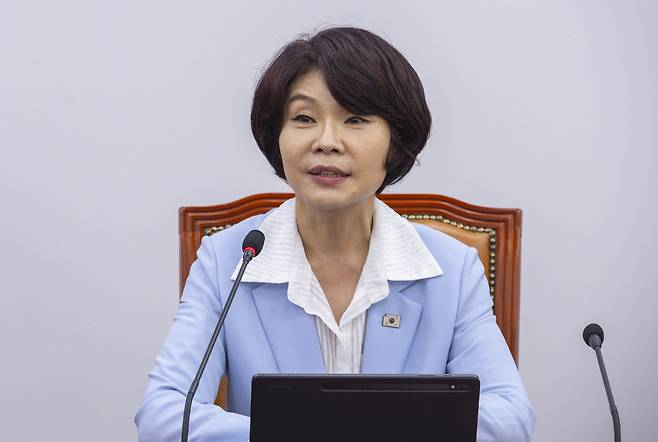 한정애 더불어민주당 정책위의장이 7일 국회에서 열린 원내정책회의에서 발언하고 있다.  [연합]