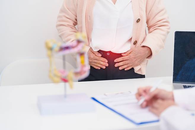 서울성모병원 대장항문외과 김인경 교수 연구팀은 회장루 복원술 환자를 대상으로 수술 후 조기 회복(Enhanced Recovery After Surgery, ERAS) 프로그램에 최적화된 다중 통증관리 프로토콜의 임상적 효과를 평가한 결과, 마약성 진통제 사용량을 감소시키면서도 핵심 목표인 통증 완화와 조기 회복으로 입원 기간을 의미 있게 단축할 수 있음을 밝혔다.<사진출처:게티이미지뱅크>