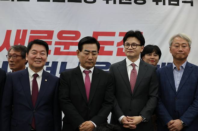 국민의힘 대표 선거에 출마한 안철수 후보(왼쪽)와 한동훈 전 대표(왼쪽 세 번째)가 지난 11일 오후 광주 서구 홀리데이인 광주호텔에서 열린 김화진 국민의힘 전남도당위원장 취임식에 참석해 기념사진을 찍고 있다. [안철수 캠프 제공]
