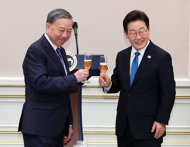 이재명 대통령이 11일 청와대 영빈관에서 열린 한·베트남 공식 만찬에서 또 럼 베트남 공산당 서기장과 건배하고 있다.  [연합]
