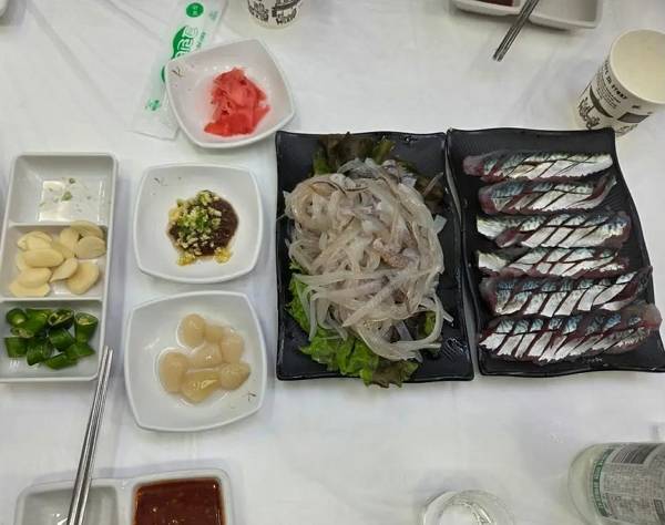 오징어 난전 앞 횟집에서 주문한 2만원짜리 오징어 회. [속초시청 자유게시판]