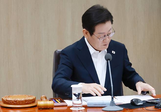 이재명 대통령이 지난 11일 서울 용산 대통령실 청사에서 열린 임시 국무회의에서 의안 심의에 앞서 자료를 살피고 있다. [연합]