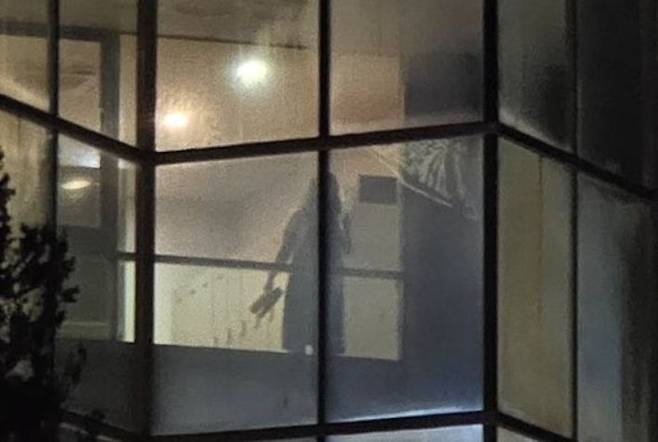경주 모 호텔 사우나 여자 탈의실이 바깥에서 훤히 드러났을 당시의 모습.  [온라인 커뮤니티]