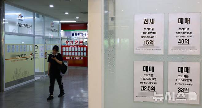 [서울=뉴시스] 황준선 기자 = 4일 서울 송파구의 한 부동산 밀집 상가가 한산한 모습을 보이고 있다. 2025.07.04. hwang@newsis.com