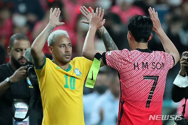 [서울=뉴시스] 백동현 기자 = 2일 오후 서울 마포구 서울월드컵경기장에서 열린 하나은행 초청 친선경기 대한민국과 브라질의 경기 종료 후 손흥민과 네이마르가 인사하고 있다. 2022.06.02. livertrent@newsis.com