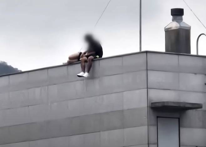 [뉴시스] 부산의 한 고층 건물 옥상 난간서 애정행각을 벌이던 남녀 커플이 경찰에 적발됐다. (사진 = '사건반장' 유튜브 캡처) 2025.08.12. *재판매 및 DB 금지