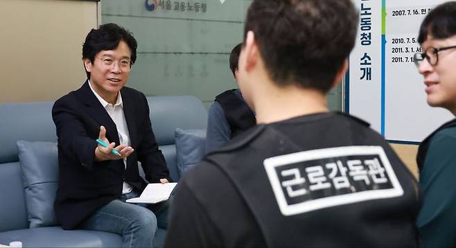 [서울=뉴시스] 권신혁 기자 = 김영훈 고용노동부 장관이 후보자 시절인 지난 6월 26일 오후 서울고용노동청에서 근로감독관 간담회를 진행하는 모습. (사진 = 고용노동부 제공) 2025.06.26. innovation@newsis.com *재판매 및 DB 금지