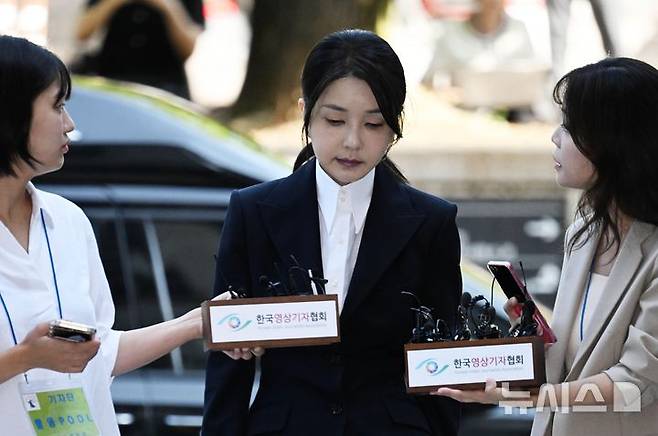 [서울=뉴시스] 사진공동취재단 = 자본시장과 금융투자업에 관한 법률 위반, 정치자금법 위반, 특정범죄 가중처벌 등에 관한 법률 위반(알선수재) 등의 혐의를 받는 윤석열 전 대통령 부인 김건희 씨가 12일 오전 서울 서초구 서울중앙지법에서 열린 구속 전 피의자 심문(영장실질심사)에 출석하며 취재진 질문을 듣고 있다. 2025.08.12. photo@newsis.com